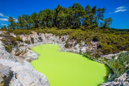 Neuseeland steht für Überraschungen! Hinter diesem Kratersee steckt kein Photoshop oder Lebensmittelfarbe. Im Geothermalgebi...