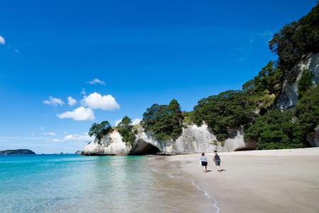 Erinnert ein bisschen an die Südsee, ist aber auch Neuseeland - genauer gesagt ein Strandabschnitt der Coromandel Peninsula ...
