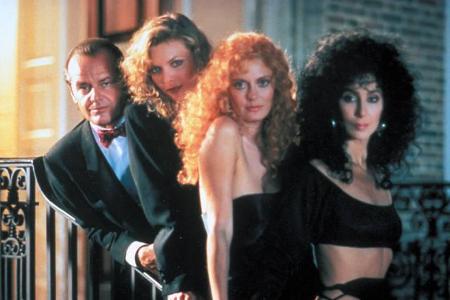 ...knappen Outfits, die sie auch in Filmen wie 'Die Hexen von Eastwick' präsentierte, avancierte sie schnell zum absoluten S...
