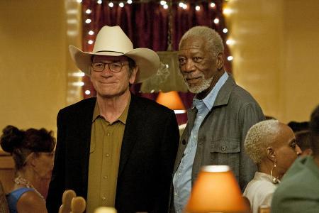 Leo (Tommy Lee Jones, l.) und Duke Diver (Morgan Freeman) liefern sich auf ihre alten Tage ein Duell der Charmebolzen