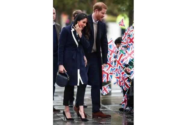 ...wurden sie von den royalen Anhängern mit winkenden England-Fähnchen freudig willkommen geheißen. Die Geduld der wartenden...