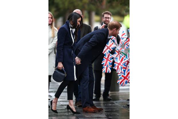 ...hielten sogar Händchen. Bei ihrem öffentlichen Auftritt zeigten sie sich gewohnt bodenständig. Prinz Harry...