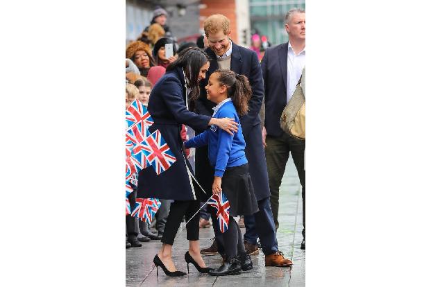 ...eine Umarmung von der ehemaligen 'Suits'-Darstellerin. Der Besuch in Birmingham zeigte erneut,...