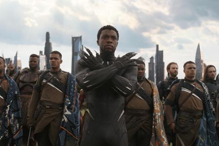 T'Challa alias Black Panther (Chadwick Boseman) rückt mit seiner Armee an.
