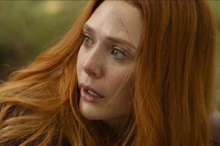 Wanda Maximoff alias Scarlet Witch (Elizabeth Olsen) sieht auf jeden Fall so aus, als könnte sie Hilfe gebrauchen...