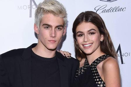 Style liegt in der Familie! Kaia Gerber und ihr Bruder Presley setzen, wie hier bei einer Preisverleihung, auf Schwarz.