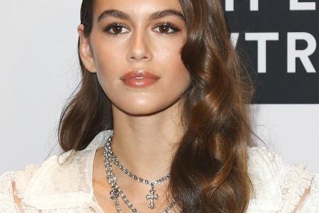 Kaia gibt sich gern ladylike und stimmt Haare und Make-up perfekt auf ihre glamourösen Outfits ab.