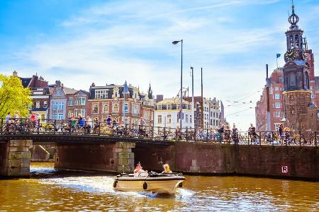 Auf zwei Rädern oder gleich zu Wasser - das sind die beiden besten Wege, um die niederländische Hauptstadt zu erkunden. Zwis... Auf zwei Rädern oder gleich zu Wasser - das sind die beiden besten Wege, um die niederländische Hauptstadt zu erkunden. Zwis...