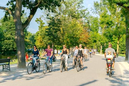 ...ausgedehnte Radwege nicht fehlen dürfen. Den Holländern sind ihre Fahrräder eben heilig.