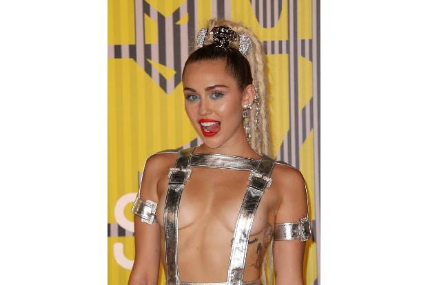 Oh ja, Frau Cyrus hat versprochen, für viel Aufregung und noch mehr nackte Haut zu sorgen und dieses Versprechen hat die Mus...