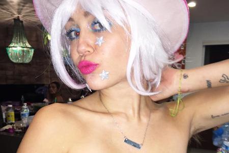 01 Miley Cyrus httpsinstagram.commileycyrus 11379782_456453027859777_1585495412_n.jpg