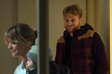Erzieher Bassi Mahler (Lucas Prisor) freut sich: Ellen (Heike Makatsch) hat ihn zu sich und Greta eingeladen