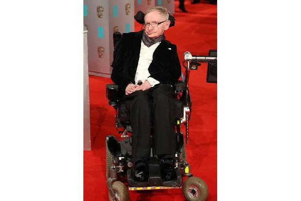 Stephen Hawking bekam 1963, mit 21 Jahren die Diagnose ALS. Die unheilbare Muskel- und Nervenkrankheit zwang ihn fünf Jahre ... Stephen Hawking bekam 1963, mit 21 Jahren die Diagnose ALS. Die unheilbare Muskel- und Nervenkrankheit zwang ihn fünf Jahre ...