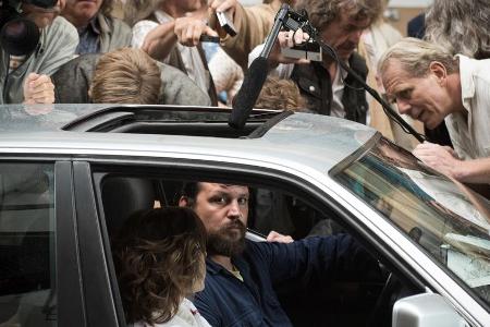 Geiselgangster Rösner (Sascha Alexander Gersak) erzeugt auf der Kölner Domplatte ein bizarres Medienereignis