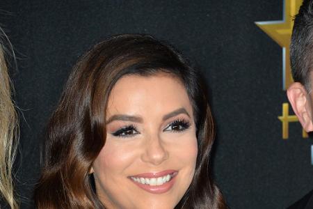 Eva Longoria ist schwanger! Das Baby krönt ihre Liebe zu José Bastón, den sie im Mai 2016 geheiratet hat. Nach zwei gescheit...