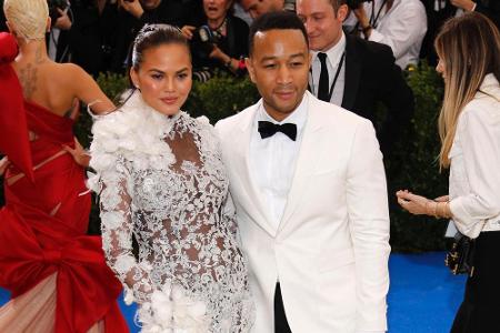 Wie es auf Instagram scheint, hält die einjährige Luna ihre Promi-Eltern Chrissy Teigen und John Legend ganz schön auf Trab....