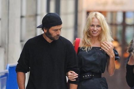 Zum ersten Mal hatten sich Pamela Anderson und Rick Salomon 2007 das Ja-Wort gegeben, die Ehe hielt zwei Monate und wurde im... Zum ersten Mal hatten sich Pamela Anderson und Rick Salomon 2007 das Ja-Wort gegeben, die Ehe hielt zwei Monate und wurde im...