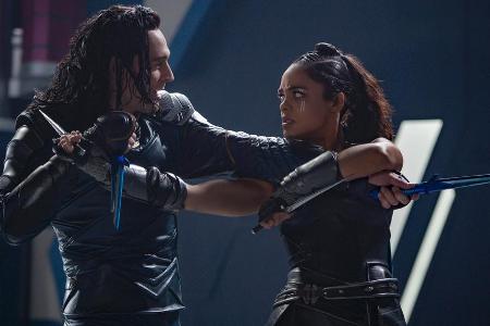 Loki (Tom Hiddleston) und Valkyrie (Tessa Thompson) sind sich nicht unbedingt grün
