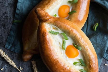 Khachapuri ist eine Spezialität aus Georgien und kann nach Belieben gefüllt werden