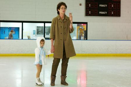 Tonyas Mutter (Allison Janney) bringt die dreijährige Tonya zum ersten Mal aufs Eis (Filmszene)