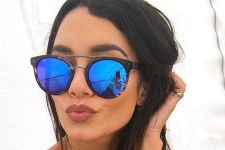 Vanessa Hudgens liegt mit ihren blauen Mirror Sunglasses voll im Trend