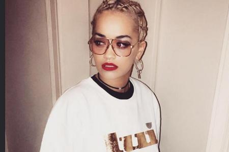 Rita Ora rockt den Granny-Style mit rotem Lippenstift und XXL-Ohrringen
