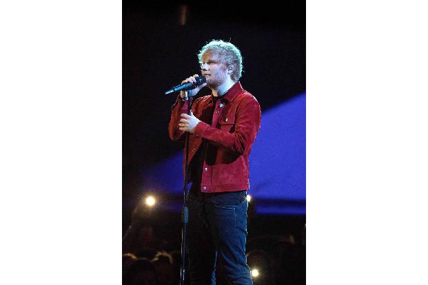 ...einer der größten Gewinner des Abends: Ed Sheeran räumte die Preise für das Album des Jahres ('Divide') und den Hit des J...