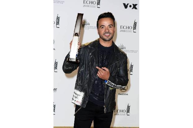 ...gewann 'Despacito'-Hitmacher Luis Fonsi, der sichtlich happy mit seiner Trophäe war. Eine, die den Weg an die Spitze gera...
