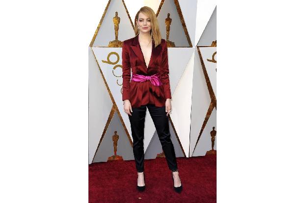 ...stach Emma Stone vor allem hervor, weil sie sich gegen eine klassische Robe und für einen Hosenzug entschieden hatte. Die...