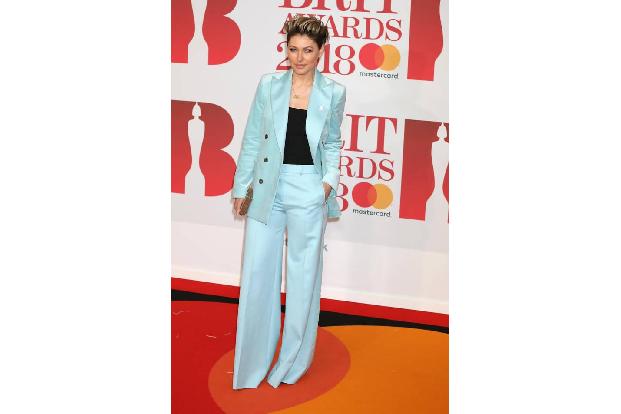 ...Fernsehmoderatorin Emma Willis setzte bei den diesjährigen Brit Awards zwar auf einen All-Over-Look, doch das Jackett all...