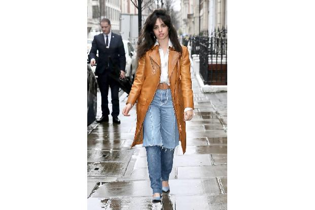 ...Camila Cabello setzte kürzlich in London zwar auf ein eher sanftes Ocker, doch in Kombination mit Jeans und weißem Hemd k...