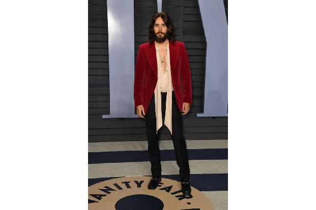 ...steht Sänger und Schauspieler Jared Leto. Anders als Ed wählte er zwar kein leuchtendes Rot, der Knalleffekt bleibt aller...