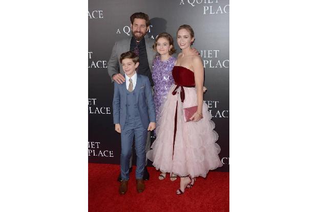 Das sind die Helden der ungewöhnlichen Geschichte: John Krasinski und seine Ehefrau Emily Blunt spielen das Ehepaar Lee und ... Das sind die Helden der ungewöhnlichen Geschichte: John Krasinski und seine Ehefrau Emily Blunt spielen das Ehepaar Lee und ...