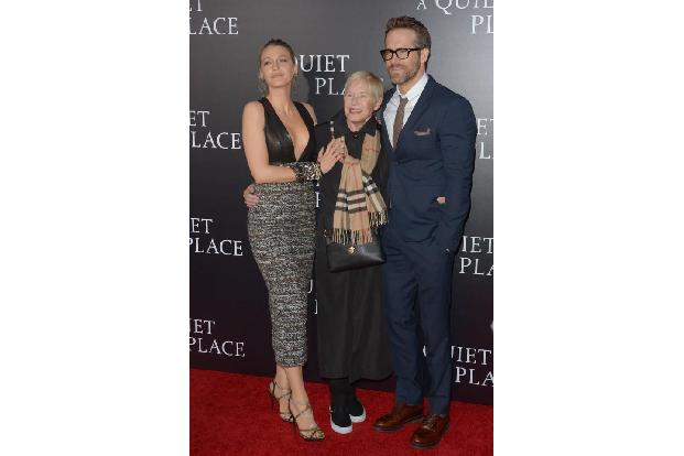...Ryans Mama Tammy auf dem roten Teppich des AMC Lincoln Square Theaters. Und weil's so schön...