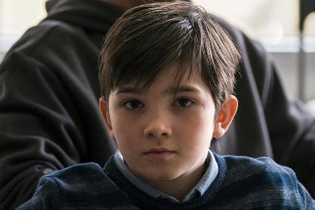 Jonas (Luis August Kurecki) gibt dem drei Jahre älteren Max (Paul Michael Stiehler) Nachhilfe in Mathe