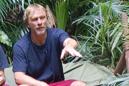 Ansgar giftet in Richtung Jenny