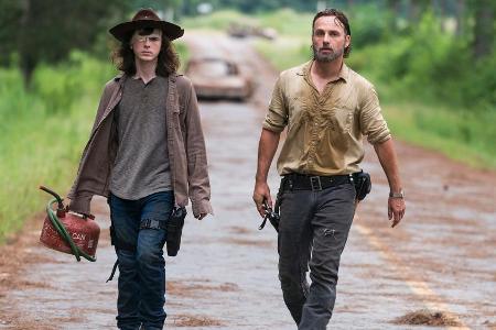 Andrew Lincoln als Rick Grimes (r.) und Chandler Riggs als Carl Grimes in 