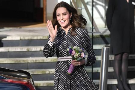 Am 28. November trug Kate bei einem Museumsbesuch in London ein tailliertes Kleid von Kate Spade in Schwarz-Weiß - ihr Babyb...