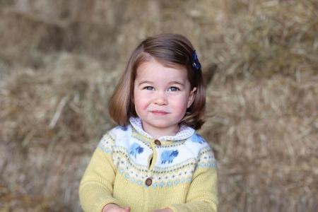 Obwohl Prinzessin Charlotte am heutigen 2. Mai erst ihren 2. Geburtstag feiert - hier das offizielle Foto - hat die Tochter ... Obwohl Prinzessin Charlotte am heutigen 2. Mai erst ihren 2. Geburtstag feiert - hier das offizielle Foto - hat die Tochter ...