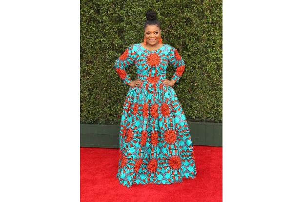 ...das bunt-gemusterte Kleid von Yvette Nichole Brown angucken. Ob wir so einen Look auch bei den kommenden Oscars sehen wer...
