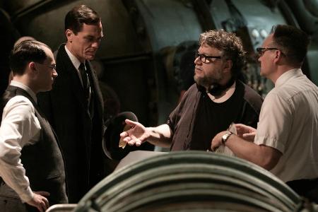Regisseur Guillermo del Toro (Mitte) bei den Dreharbeiten zu 