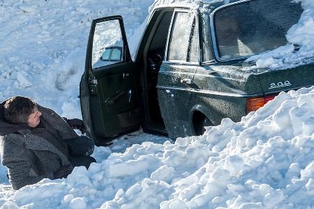 Das Auto von Martin Gruber (Hans Sigl) wird von einer Lawine verschüttet