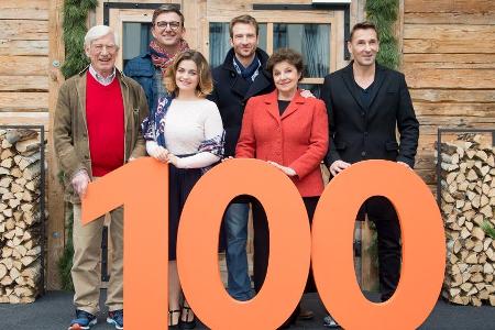 Siegfried Rauch, Hans Sigl, Ronja Forcher, Heiko Ruprecht, Monika Baumgartner, Mark Keller (v.l.) freuen sich über 100 Folge...