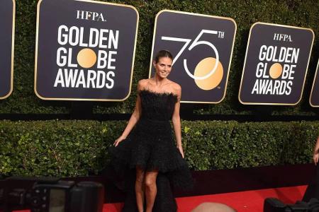 Model Heidi Klum trug bei den Golden Globes 2018 ein Kleid von Ashi Studio. Sie folgte dem Trend der Preisverleihung und ent... Model Heidi Klum trug bei den Golden Globes 2018 ein Kleid von Ashi Studio. Sie folgte dem Trend der Preisverleihung und ent...