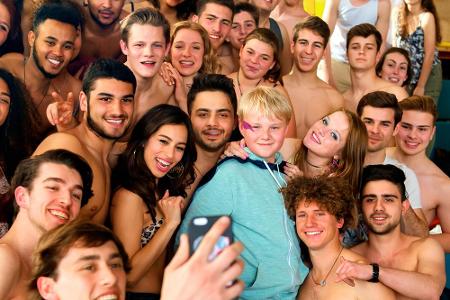 Beim Antimobbing-Seminar greifen die Schüler schließlich zu unkonventionellen Methoden, um Mobbing-Opfer Justin (Anton Petzo...