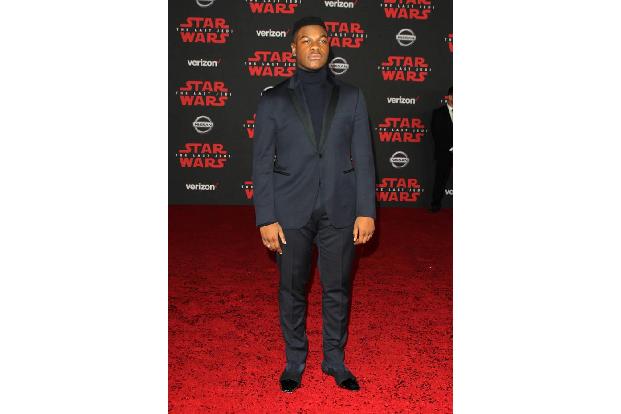 ...es John Boyega aka Finn zu diesem gedenkvollen Abend dank Problemen bei der Airline fast nicht geschafft hätte, wie er au...