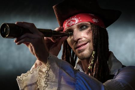 Ein Tuch im Haar und dunkel geschminkte Augen verleihen dem Piraten-Look das gewisse Etwas