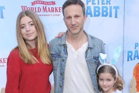 Breckin Meyer mit seinen Töchtern im Februar 2018 bei der Premiere von 