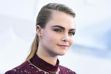 Delevingne hat 