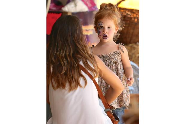 ...haben sich Mama Jessica und Honors kleine Schwester Haven zum Kinderschminken ins Zelt zurückgezogen. Doch...